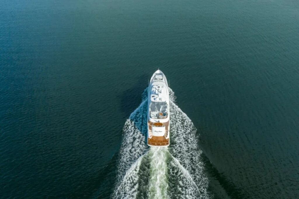 Aerial view of the 90' HORIZON yacht highlighting its spacious layout