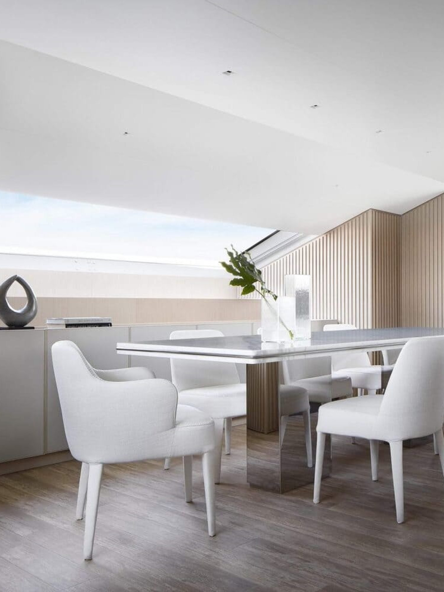 01-SL120A-758-Main-Deck-Dining-Room-01_resize-1600x1067