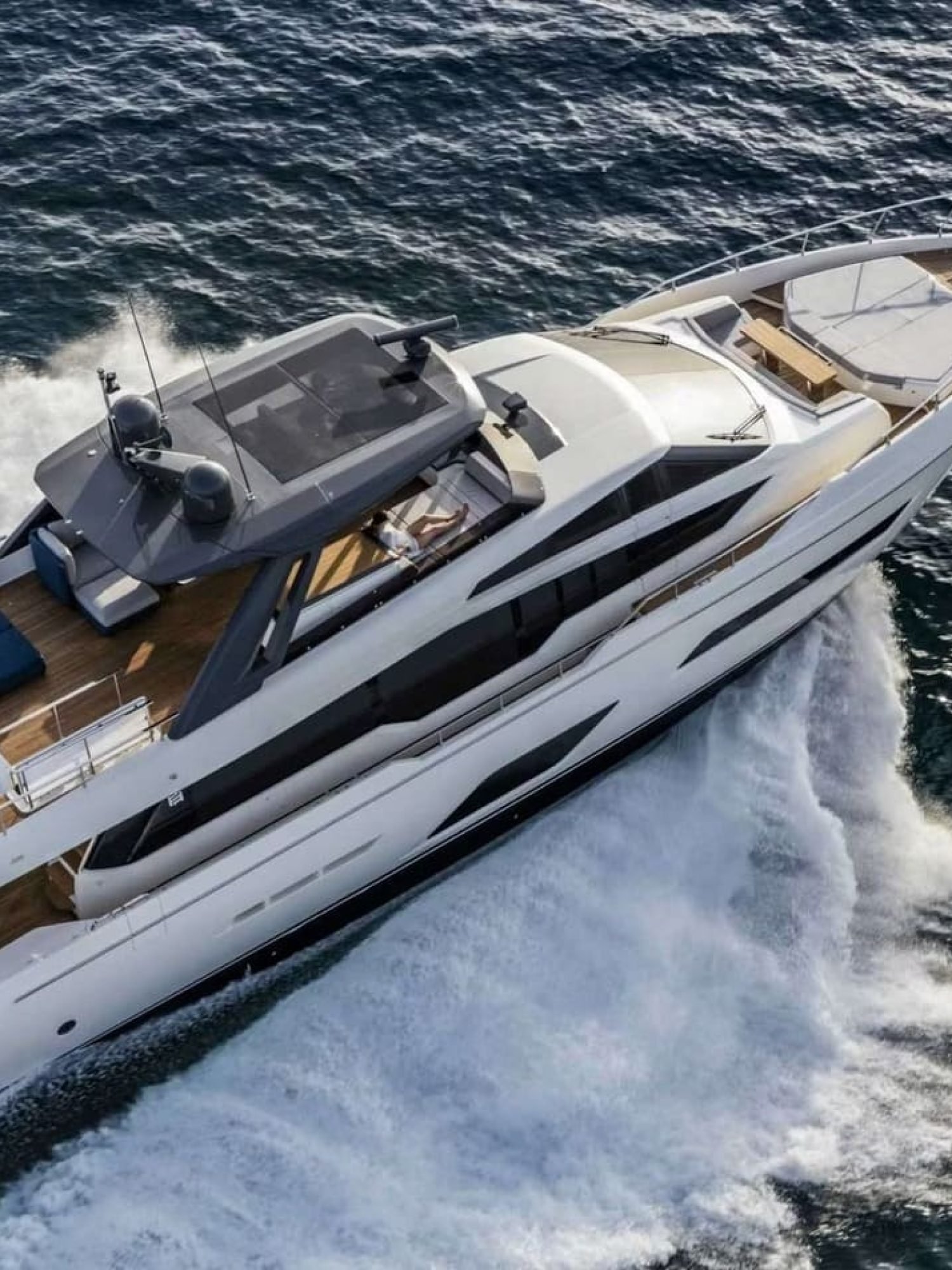 1733150966-ferretti-780-piccolino8_11_11zon