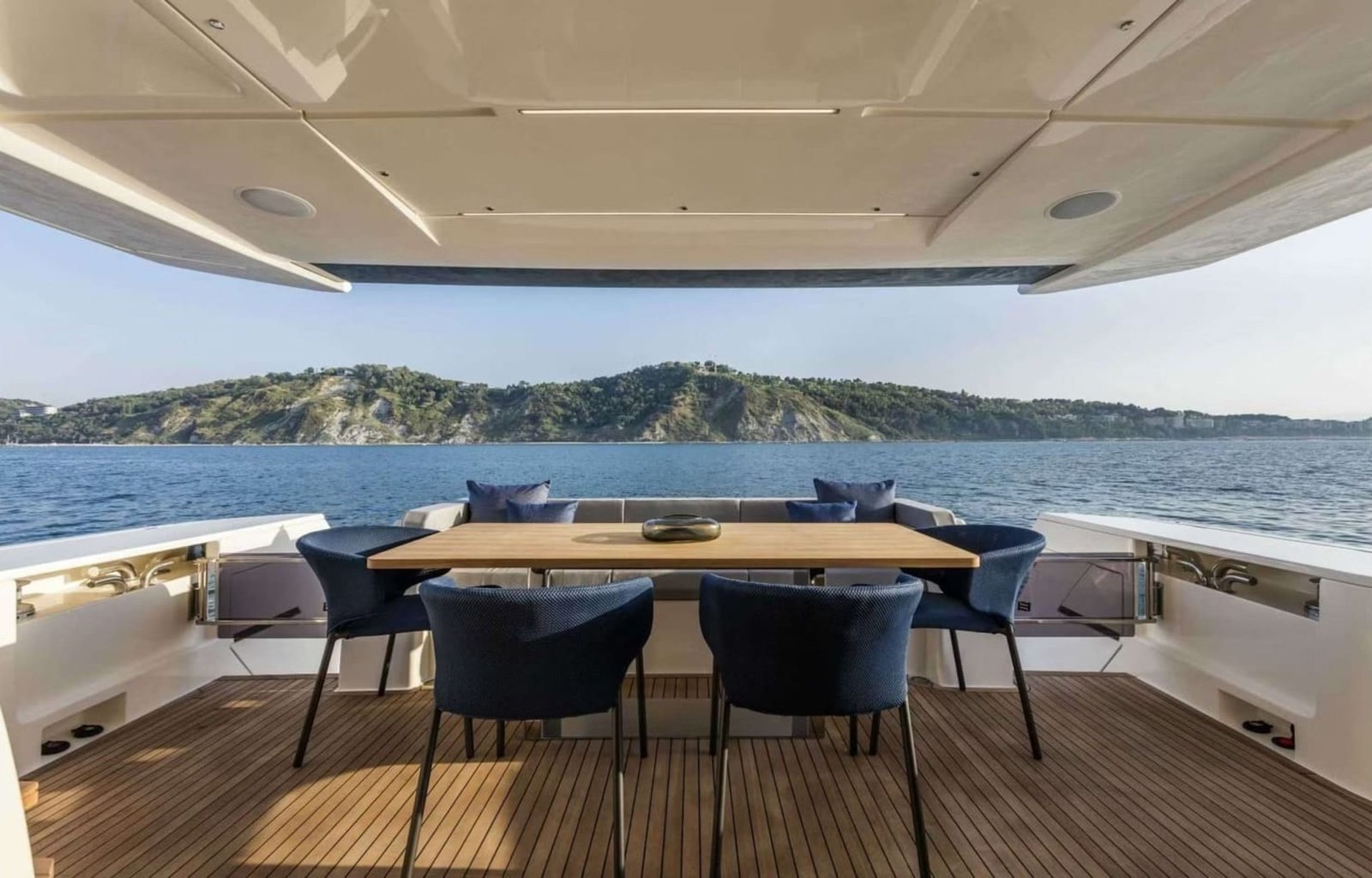 1733151029-ferretti-780-interior-piccolino1_7_11zon