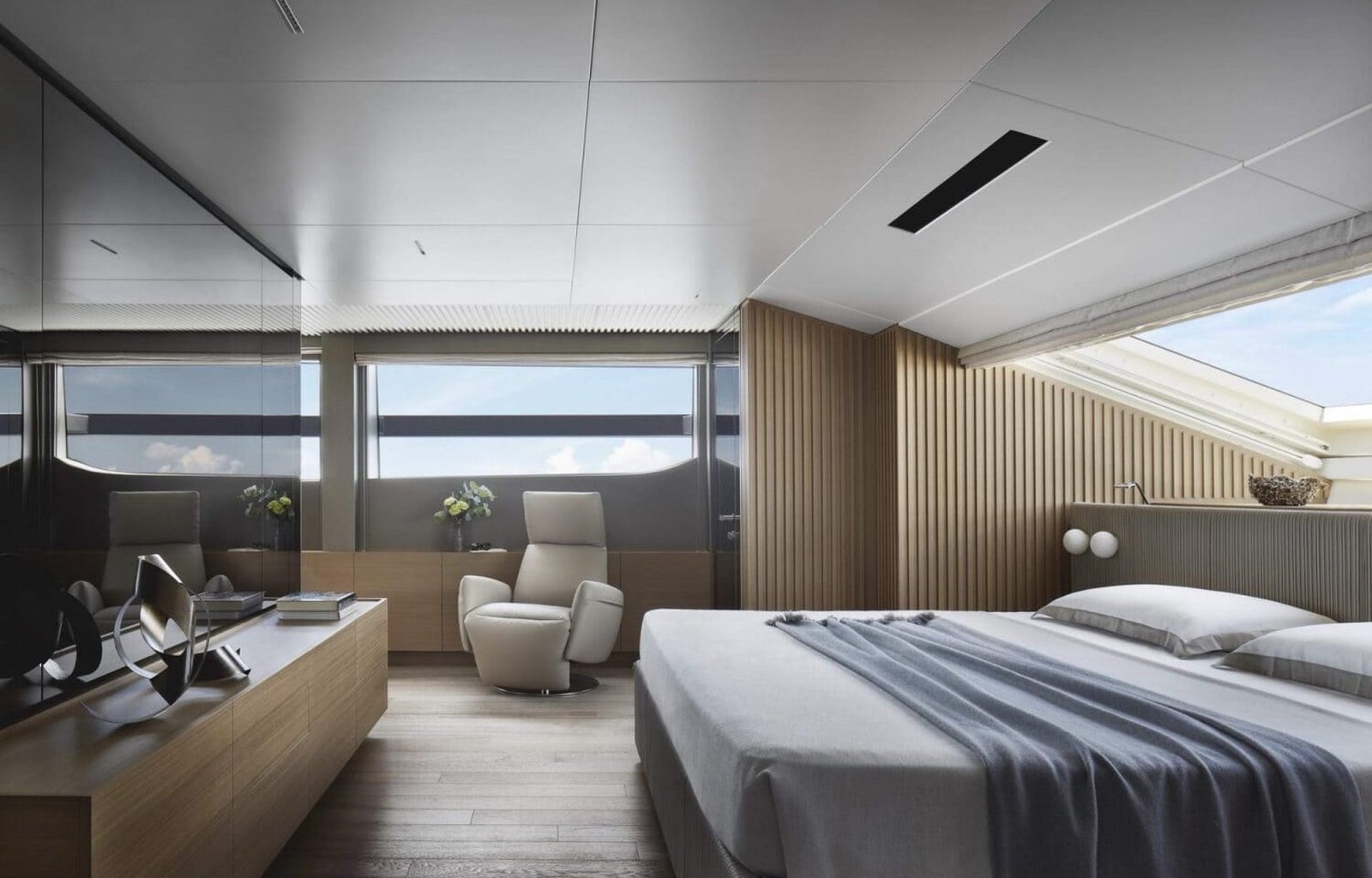 18-Sanlorenzo_SL120A_Main-Deck_Owner-Cabin_photo-Thomas-Pagani_resize-1600x1066