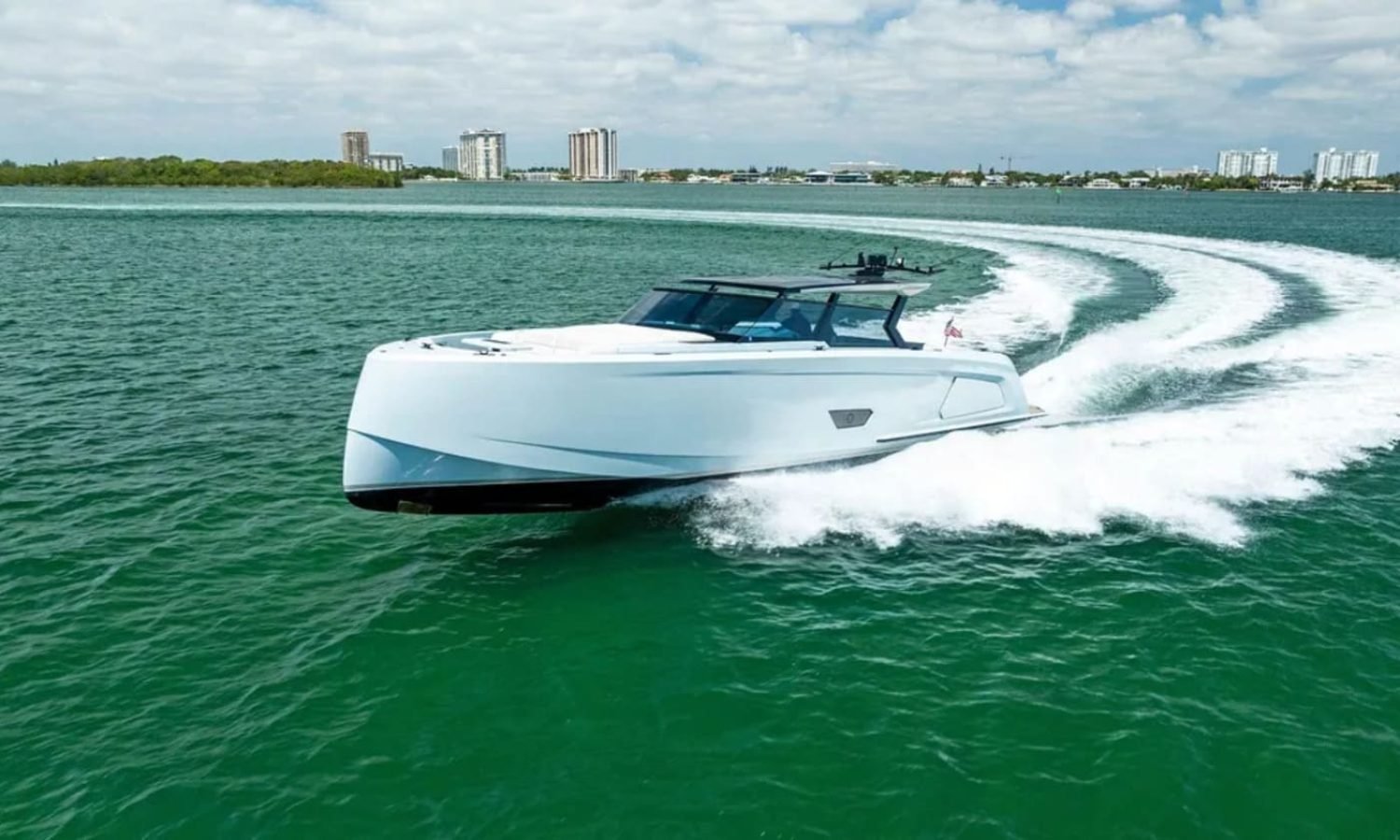 BUY OR SALE 34 2022-vanquish-yachts-vq58-power-9367094-20240426050733039-1_XLARGE