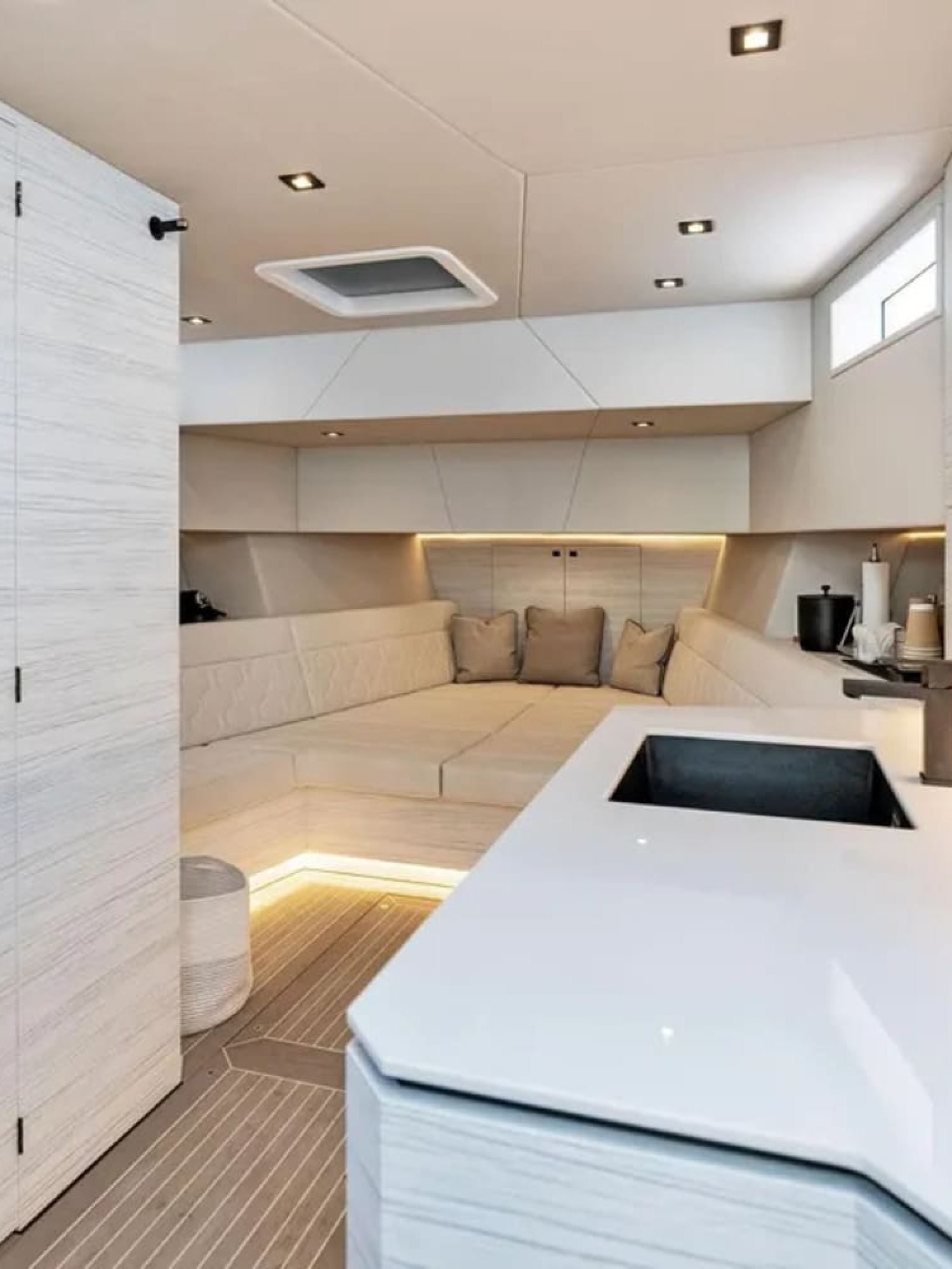 2022-vanquish-yachts-vq58-power-9367094-20240426050757125-1_XLARGE