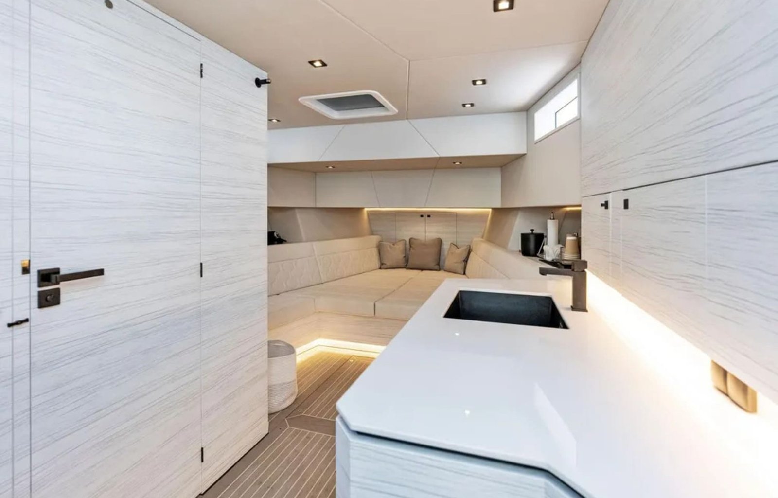 2022-vanquish-yachts-vq58-power-9367094-20240426050757125-1_XLARGE