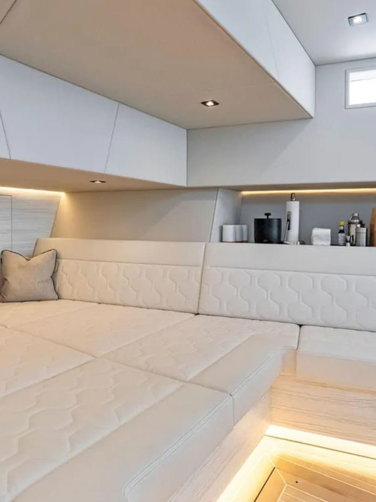 2022-vanquish-yachts-vq58-power-9367094-20240426050759139-1_XLARGE