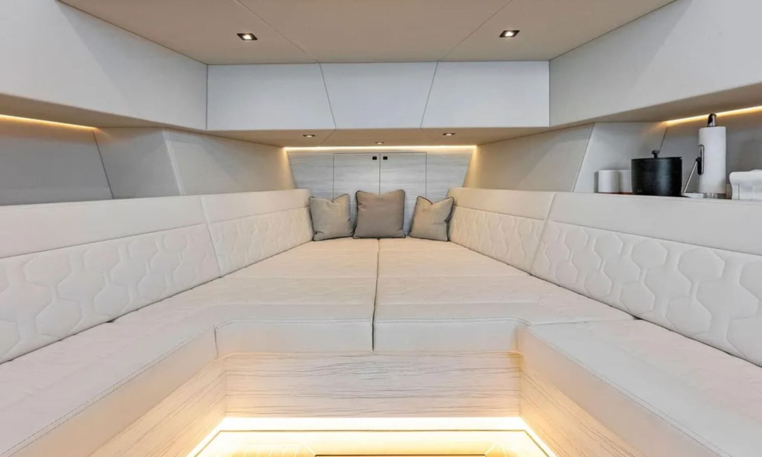 Miami 36 2022-vanquish-yachts-vq58-power-9367094-20240426050801151-1_XLARGE