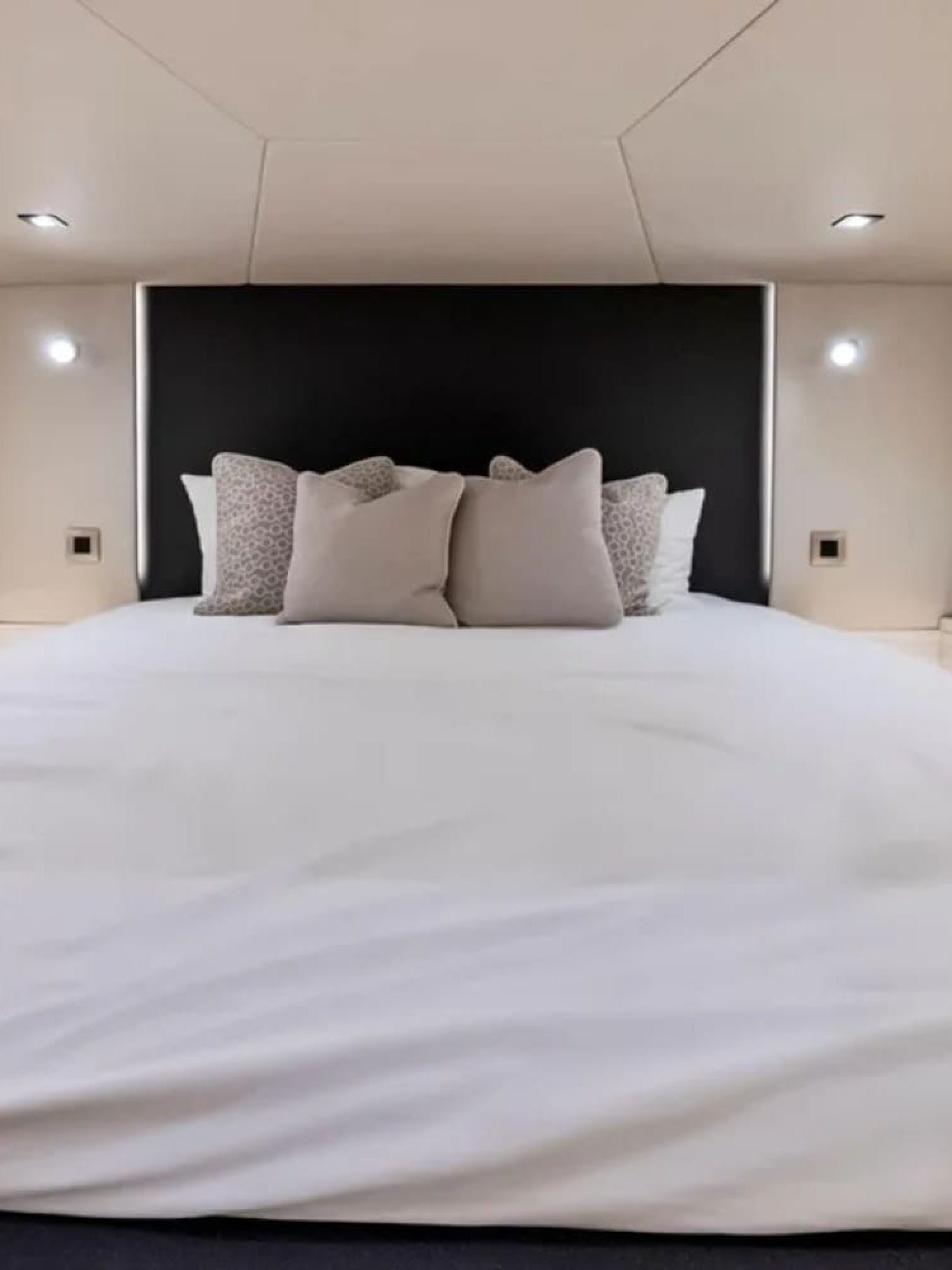 2022-vanquish-yachts-vq58-power-9367094-20240426050816170-1_XLARGE