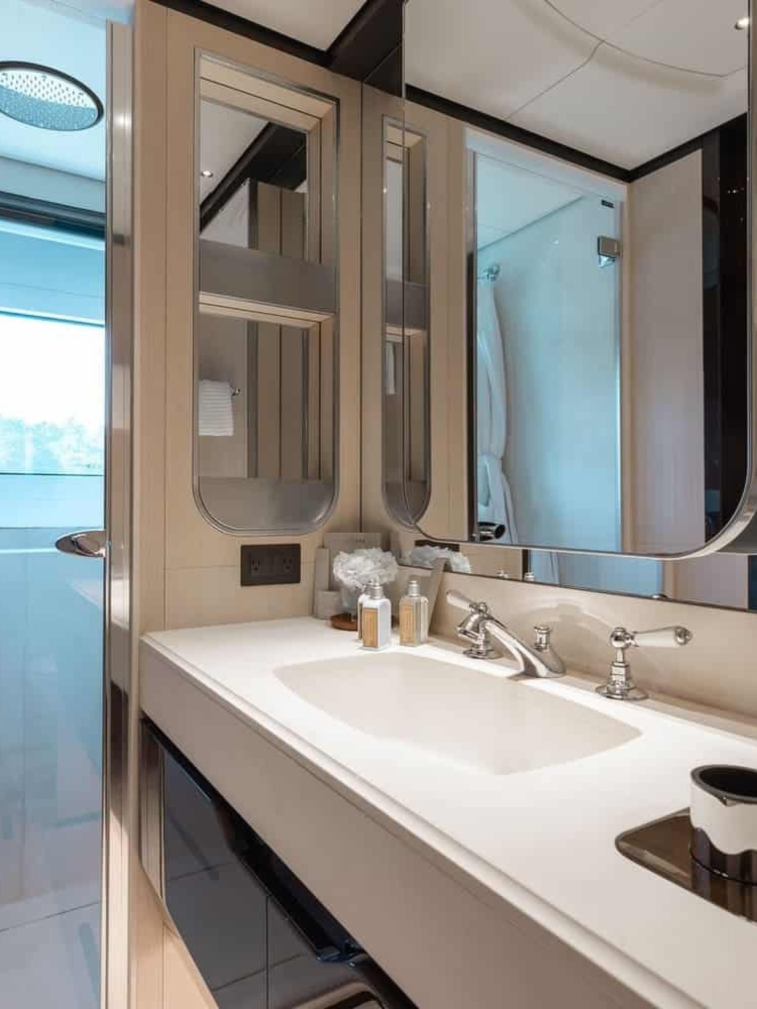 21 95' Benetti Delfino Bella Vita Luxury Miami Yacht Charter Rental Modern Elegance YachtLuxe Bimini The Bahamas-X3