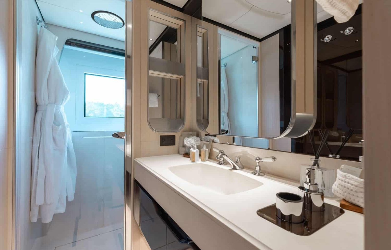 21 95' Benetti Delfino Bella Vita Luxury Miami Yacht Charter Rental Modern Elegance YachtLuxe Bimini The Bahamas-X3