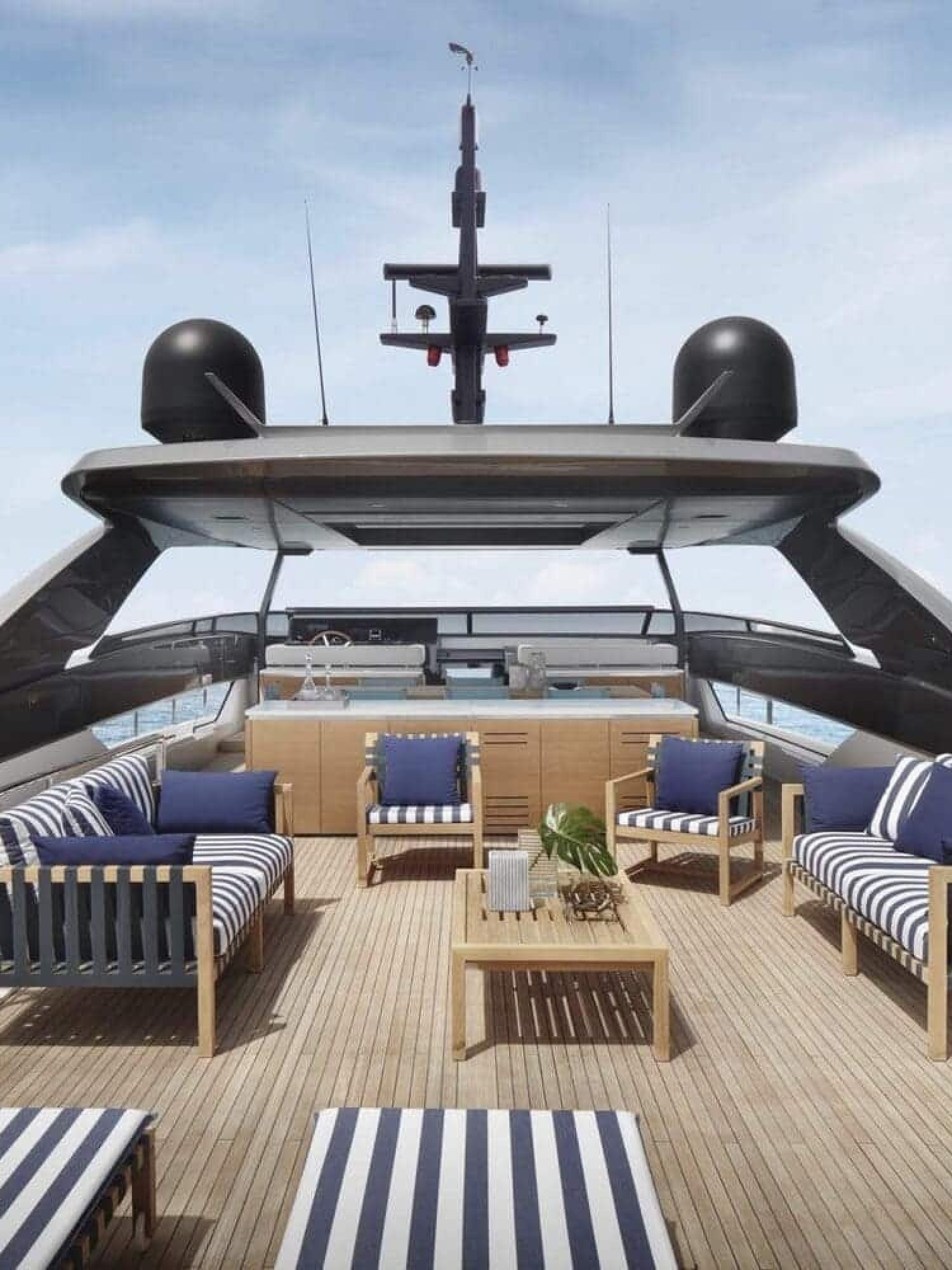 23-Sanlorenzo_SL120A_Upper-Deck_Flying-Bridge_photo-Thomas-Pagani_resize-1600x1251