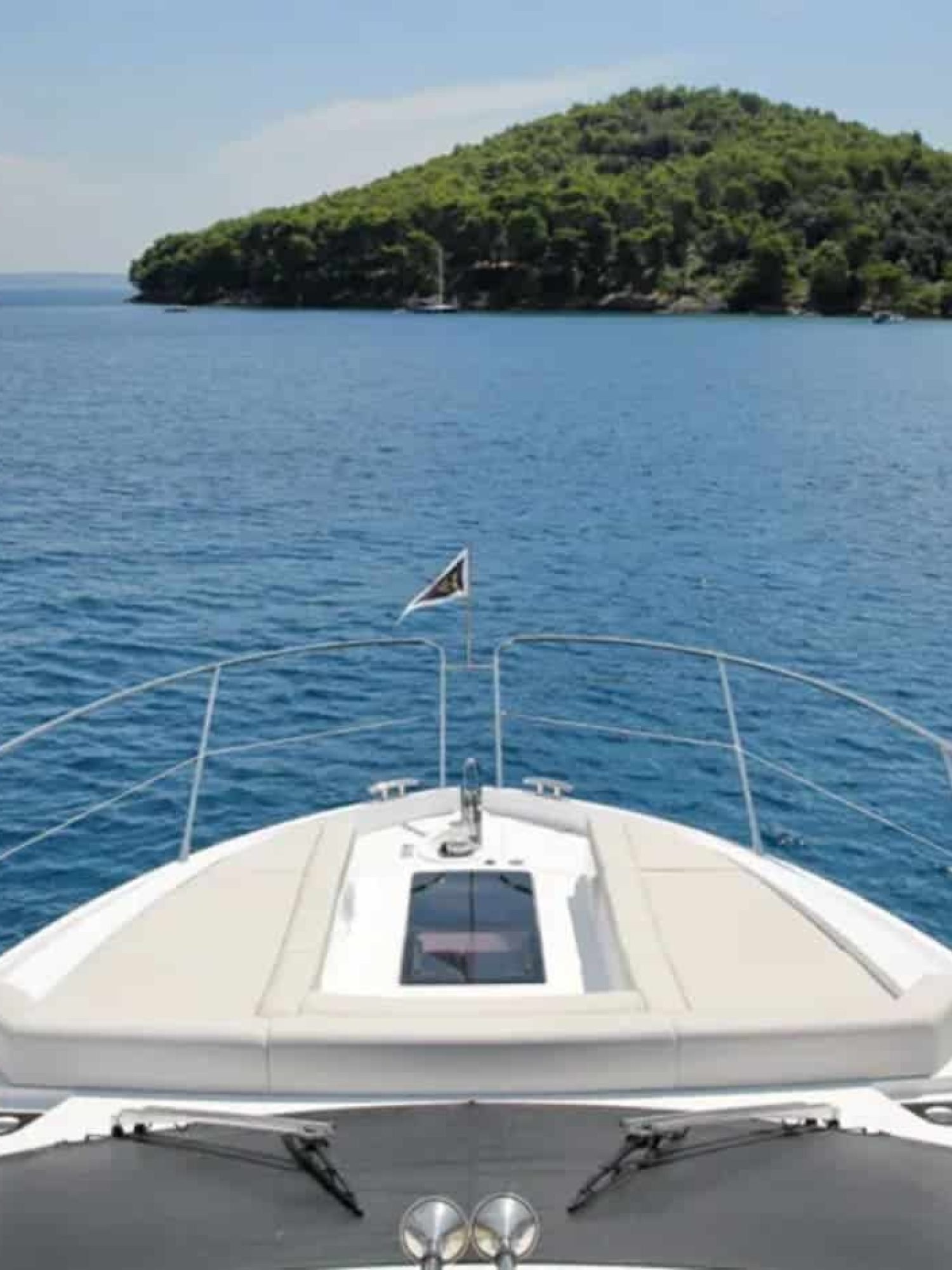 Front deck of the 56' Sunseeker Manhattan with sun pads
