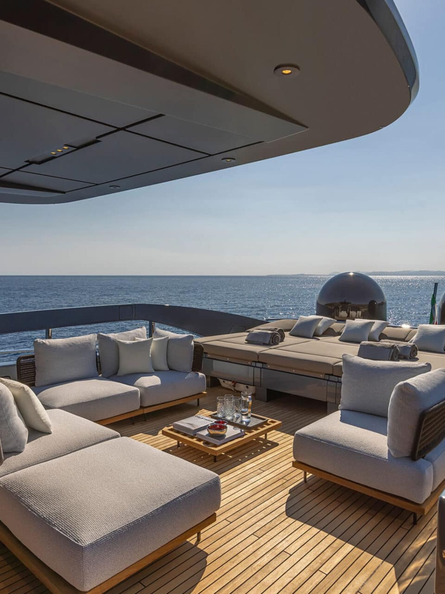 116' pershing GTX Outside