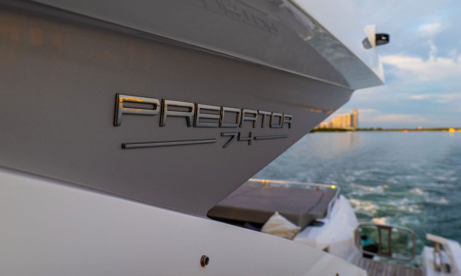 74'SunseekerPredator-BelowDeck-Details-09