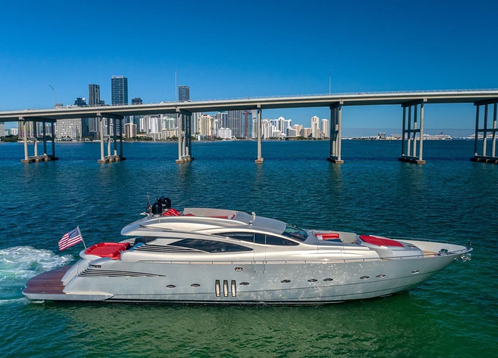 Profile of the 90' PERSHING REGAL Yacht