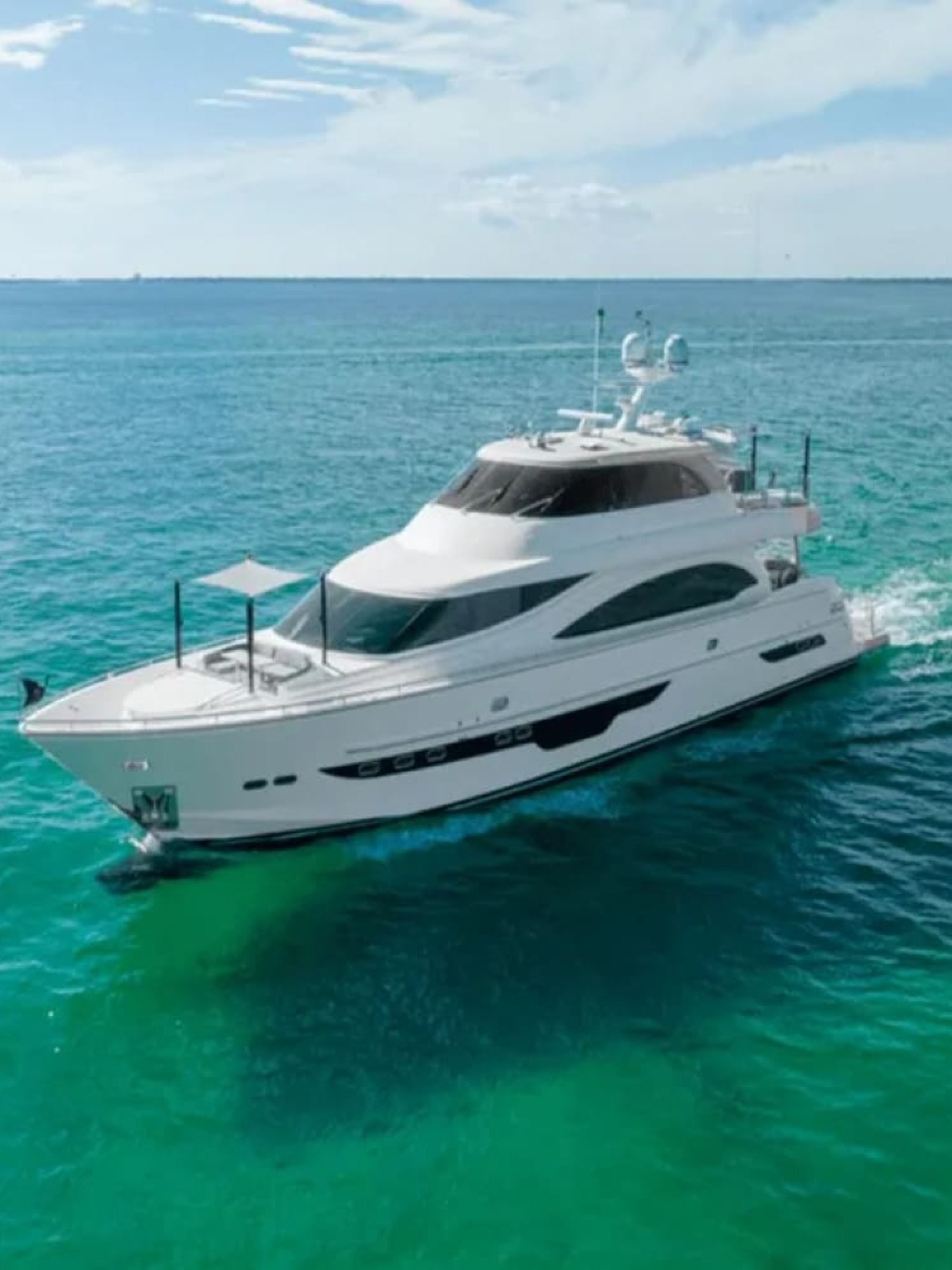 Side angle view of the 90' HORIZON luxury yacht showcasing its sleek design