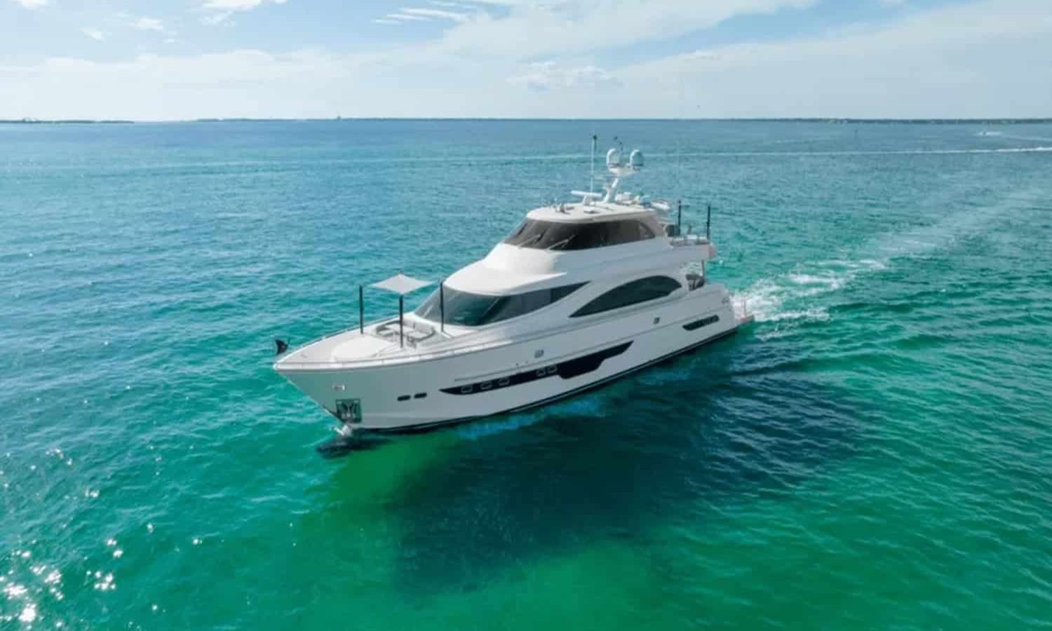 Side angle view of the 90' HORIZON luxury yacht showcasing its sleek design