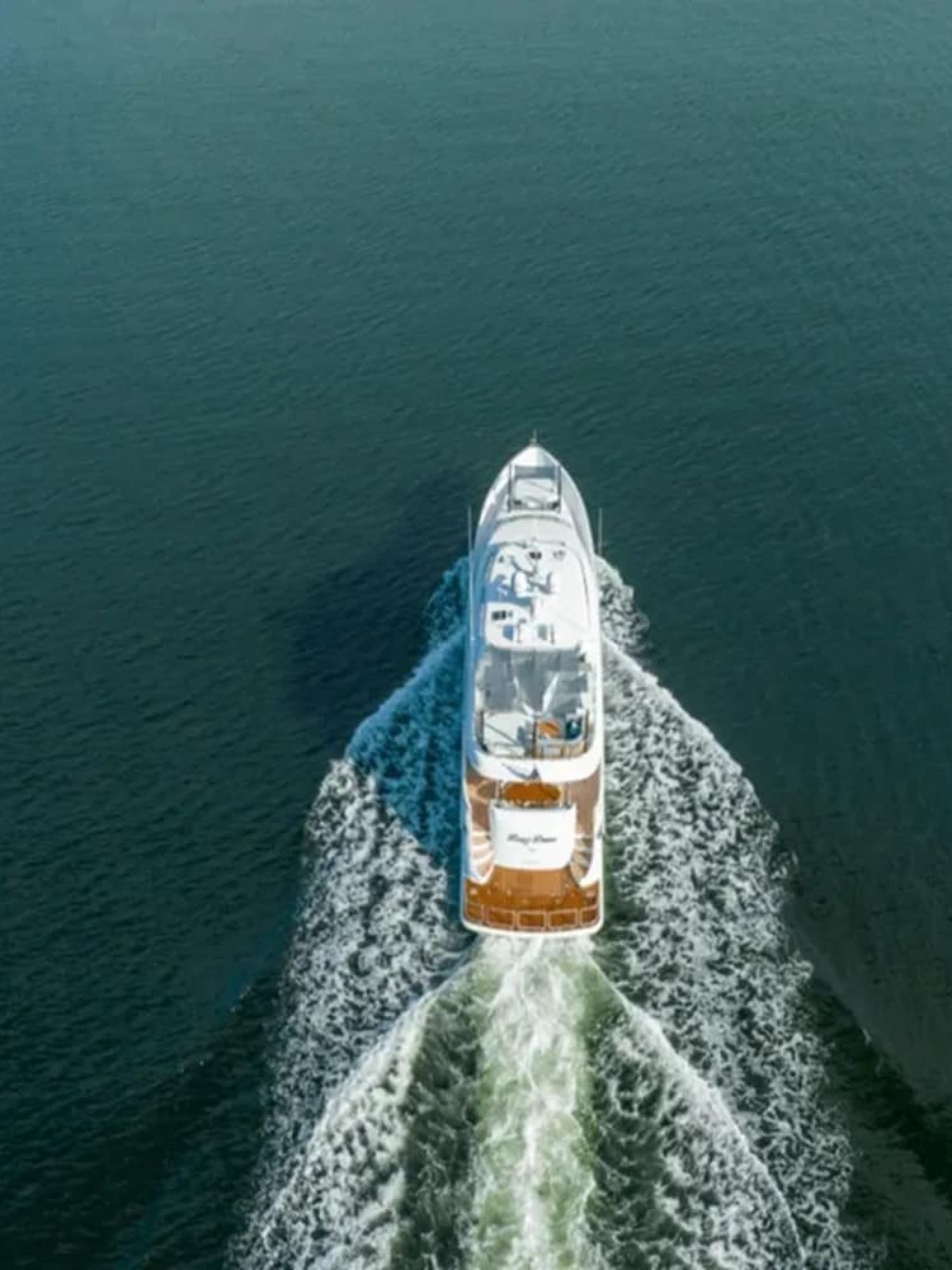 Aerial view of the 90' HORIZON yacht highlighting its spacious layout