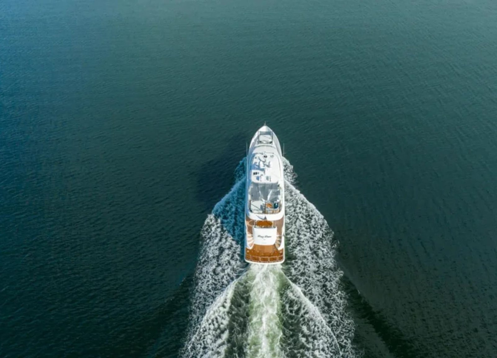 Aerial view of the 90' HORIZON yacht highlighting its spacious layout