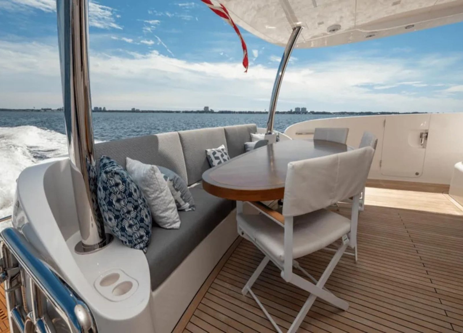 Another angle of the outdoor dining area on the 90' HORIZON yacht