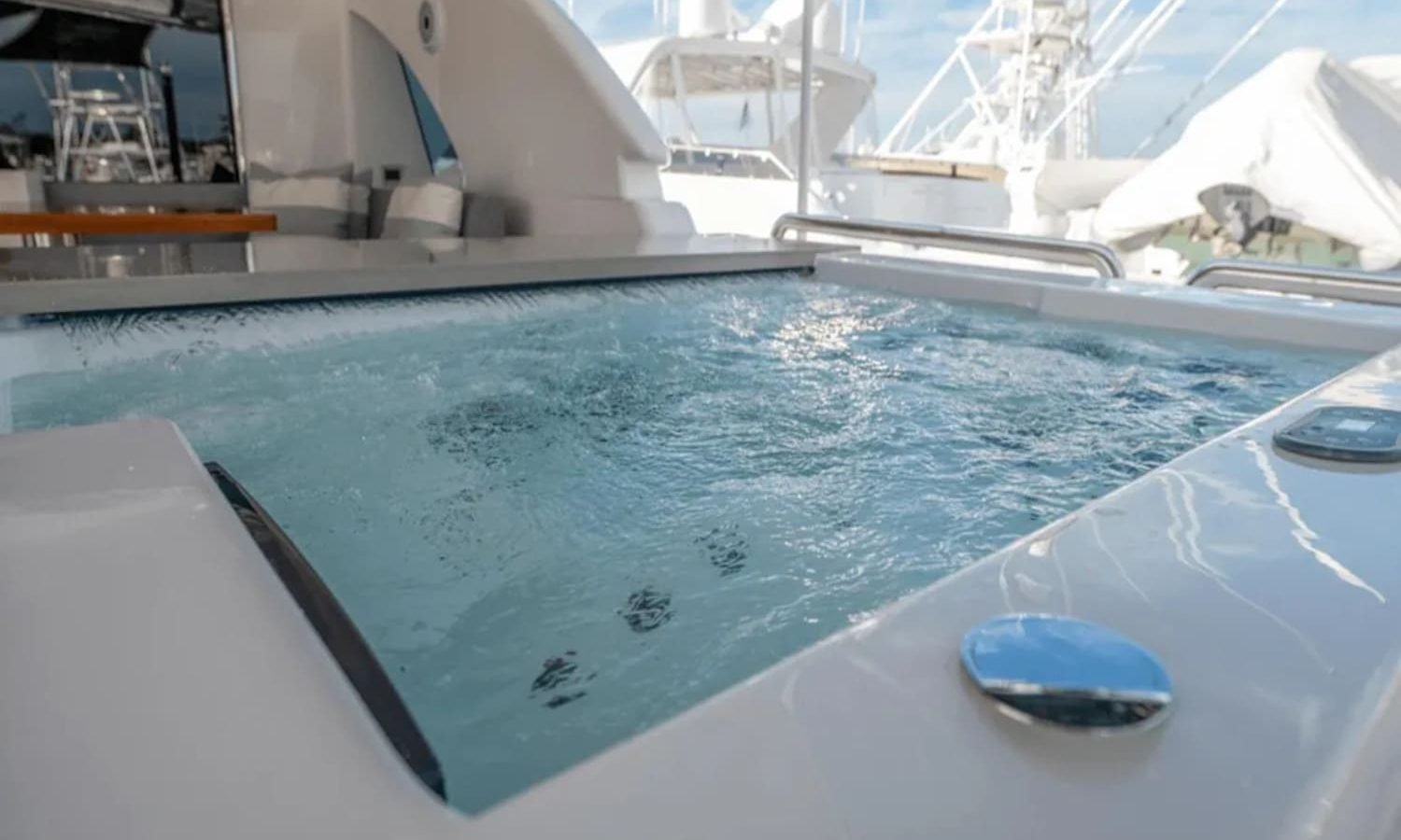 Jacuzzi on the deck of the 90' HORIZON yacht offering relaxation and luxury