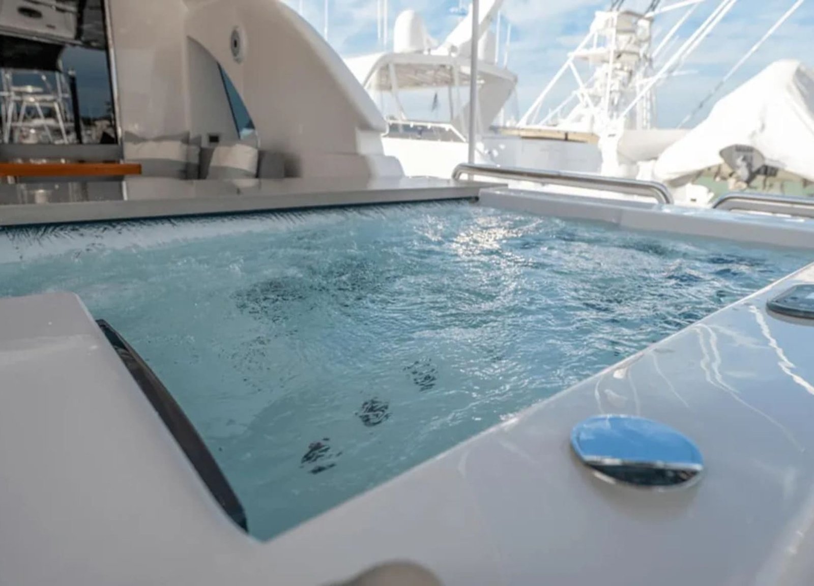 Jacuzzi on the deck of the 90' HORIZON yacht offering relaxation and luxury