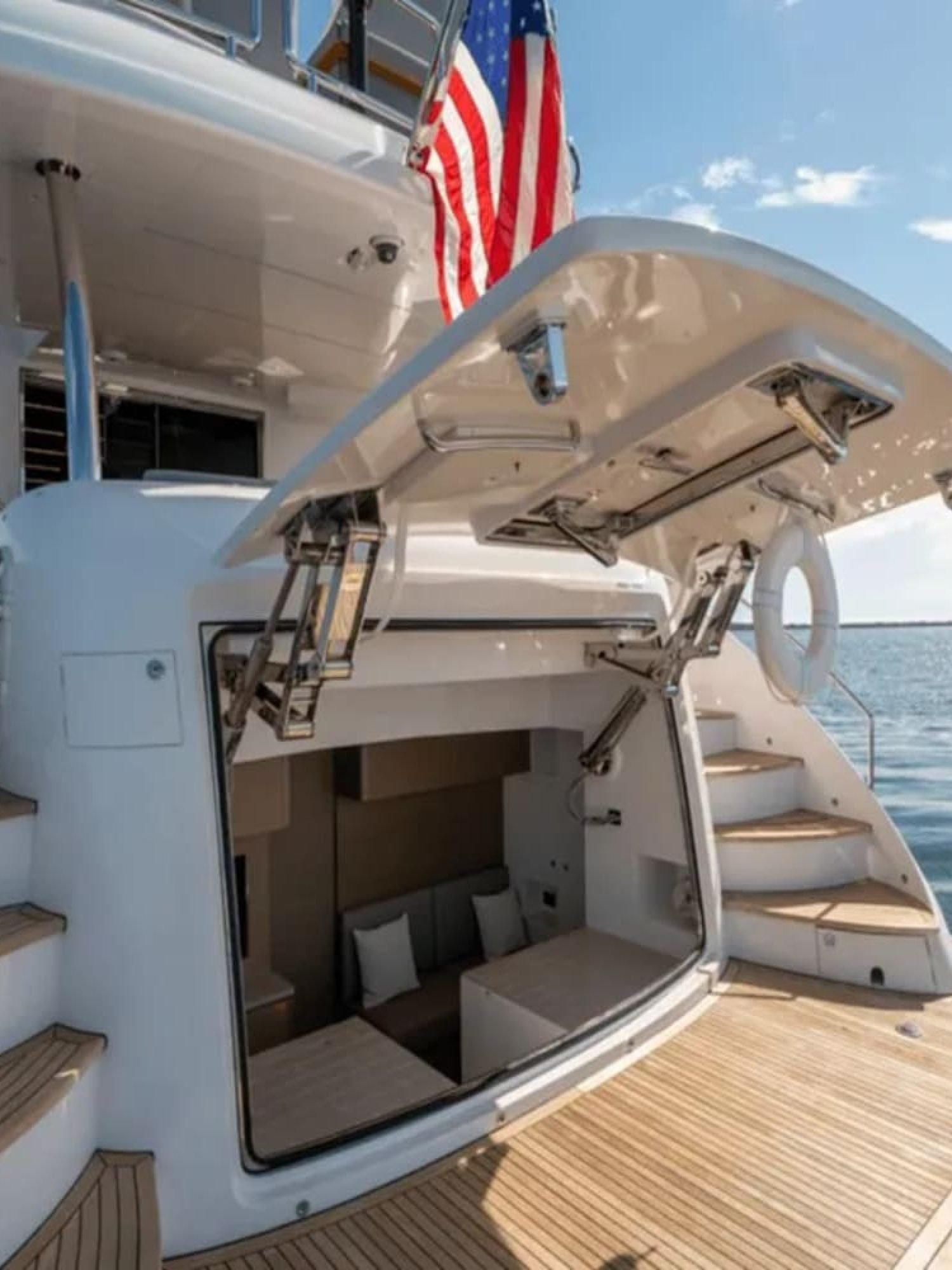 View of the stern of the 90' HORIZON luxury yacht