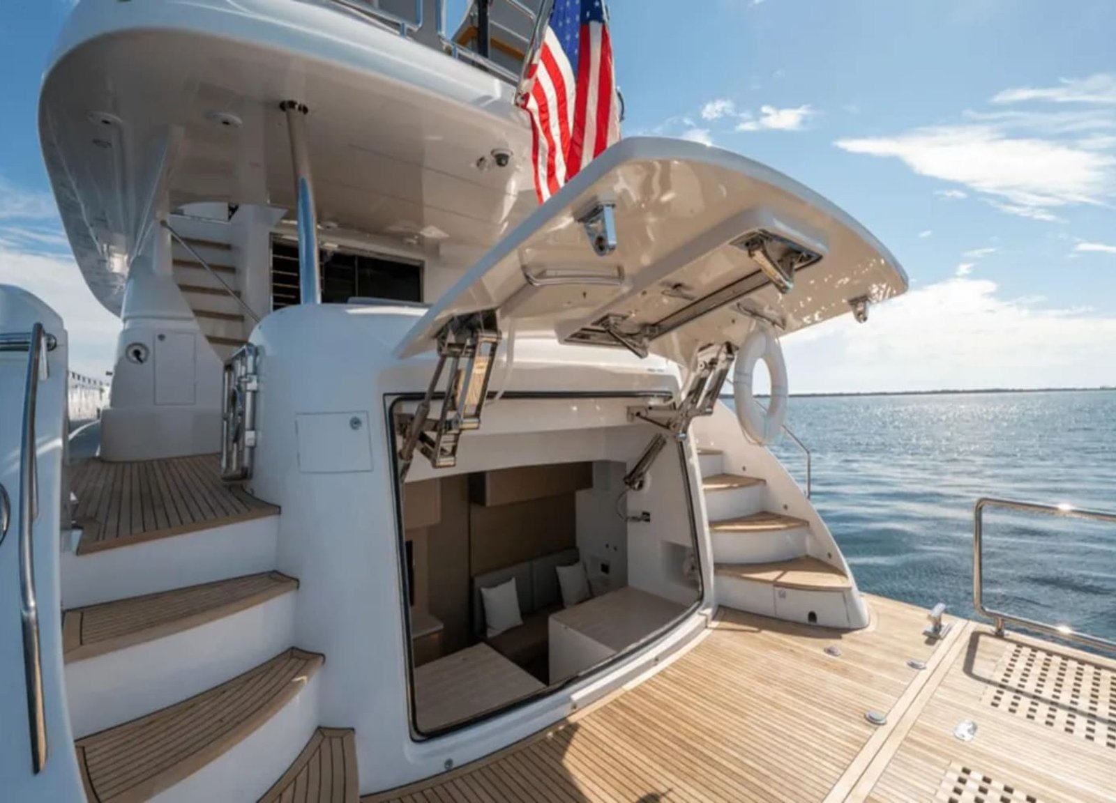 View of the stern of the 90' HORIZON luxury yacht