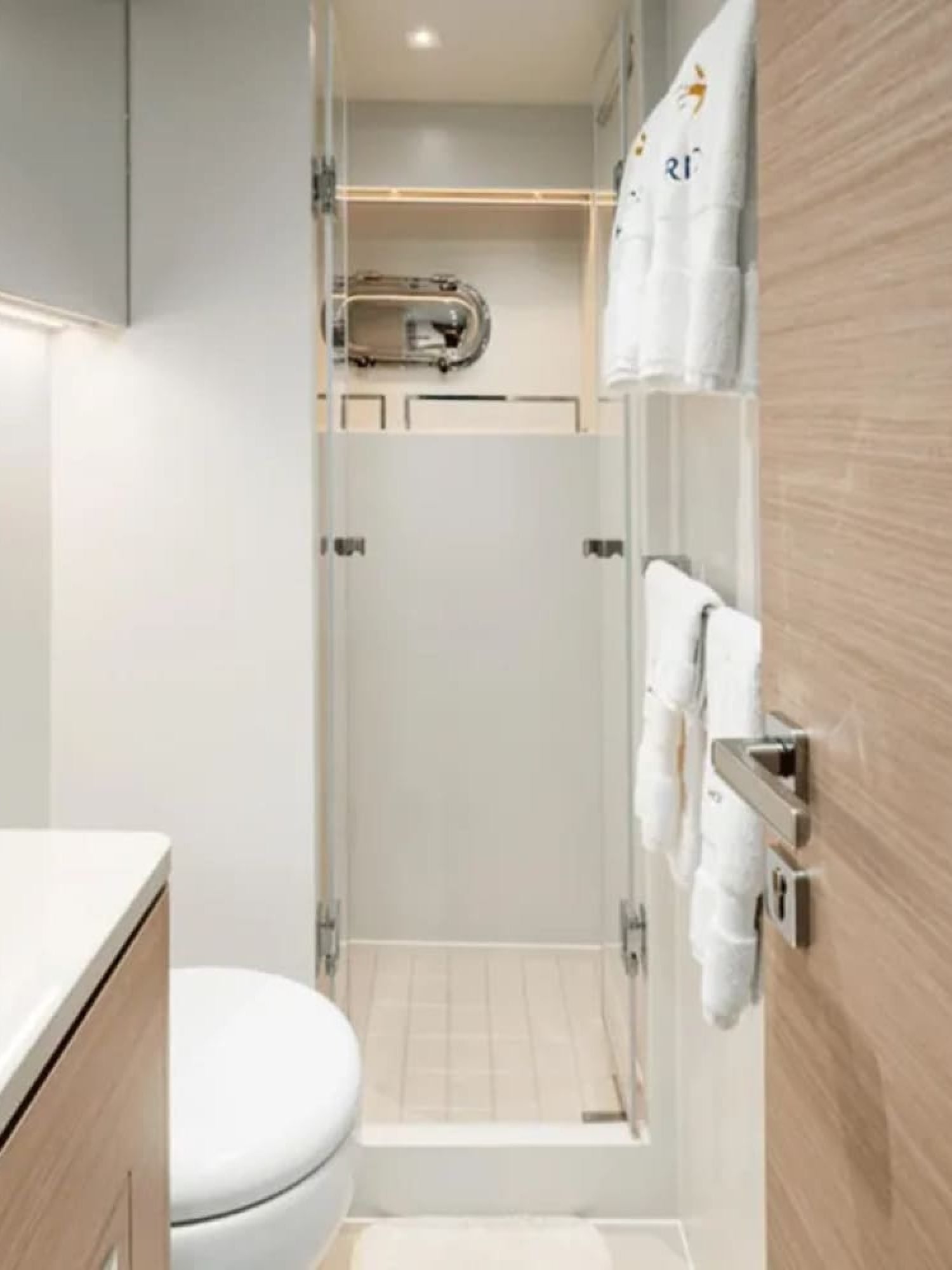 Luxurious bathroom on the 90' HORIZON yacht with modern amenities