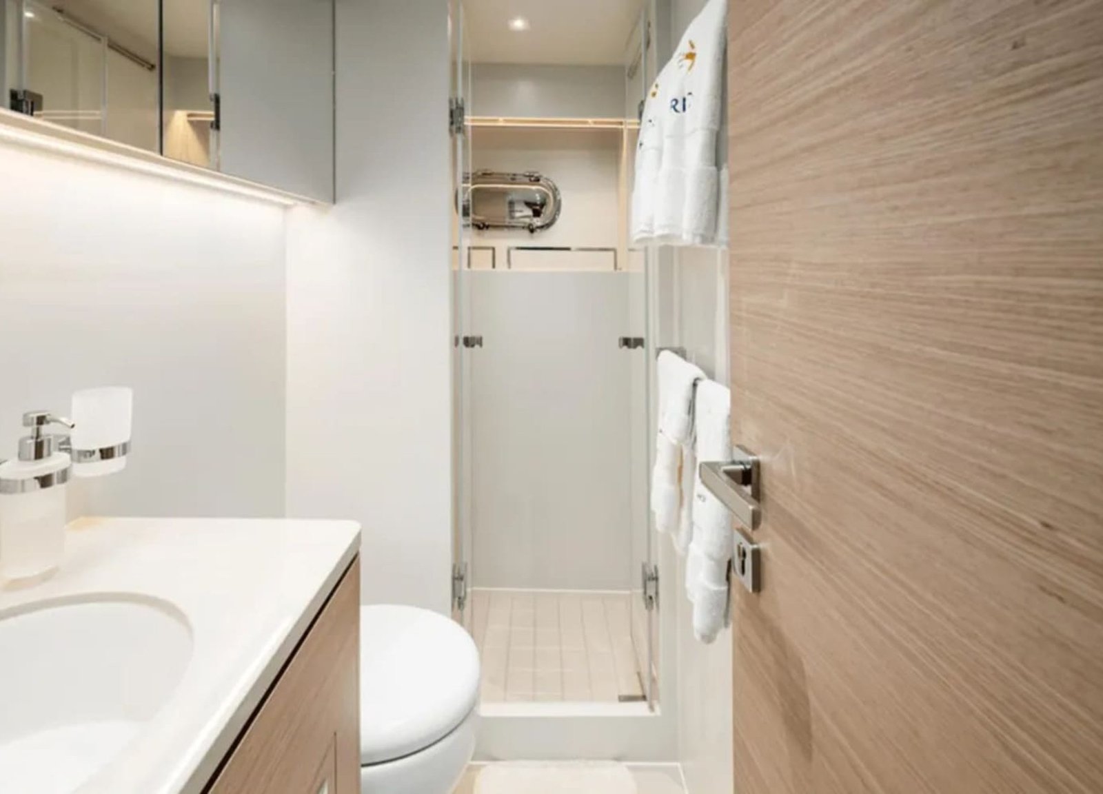 Luxurious bathroom on the 90' HORIZON yacht with modern amenities