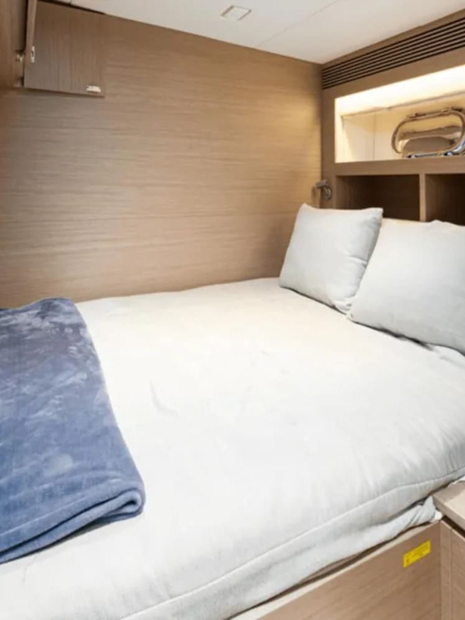 Master bedroom on the 90' HORIZON yacht with premium furnishings