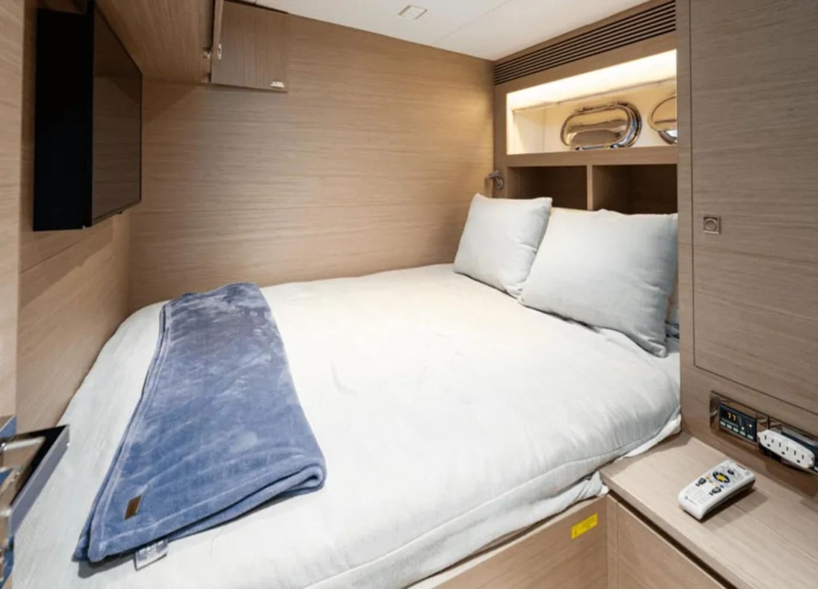 Master bedroom on the 90' HORIZON yacht with premium furnishings