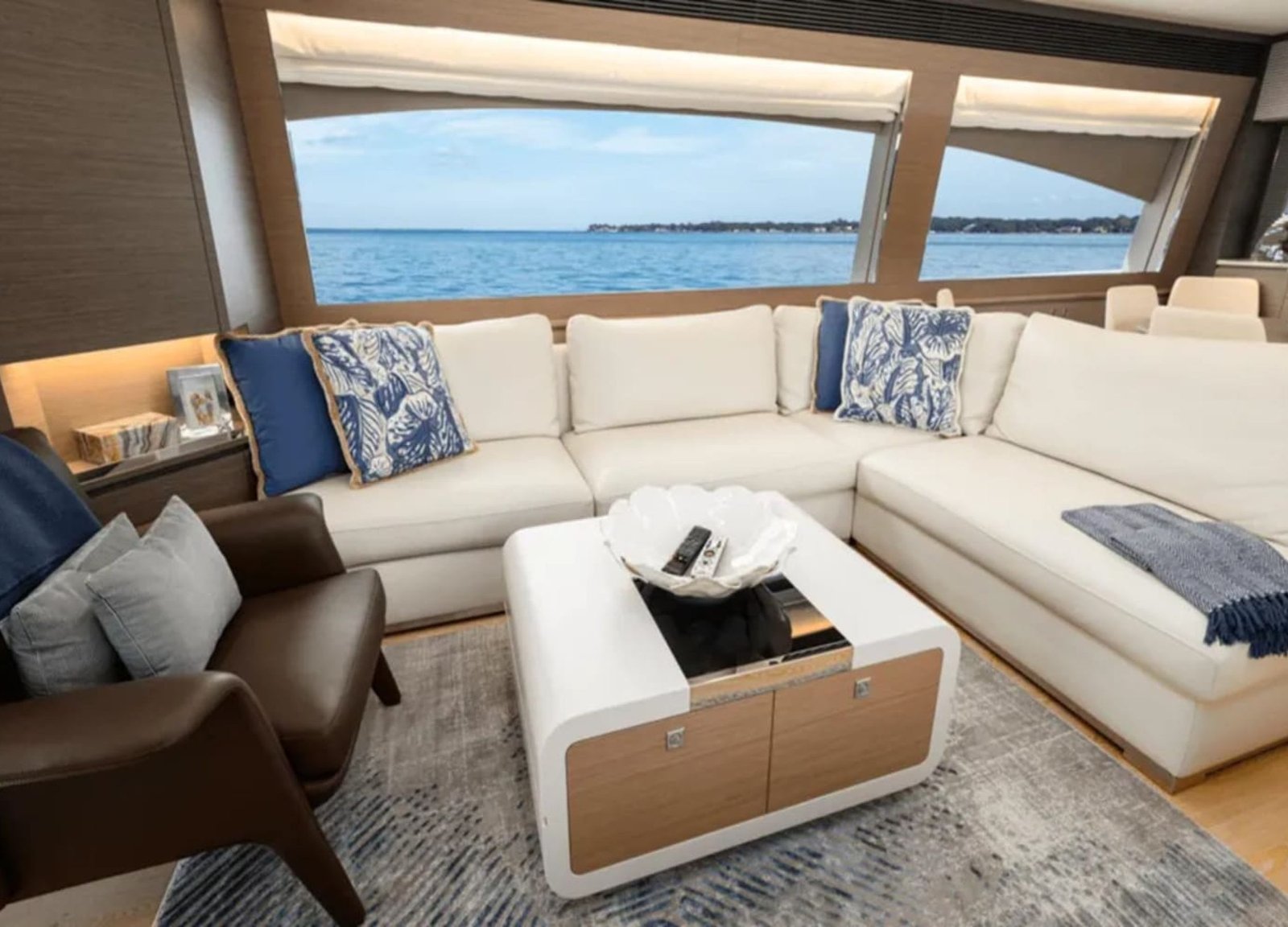 Elegant dining room on the 90' HORIZON yacht, perfect for formal meals