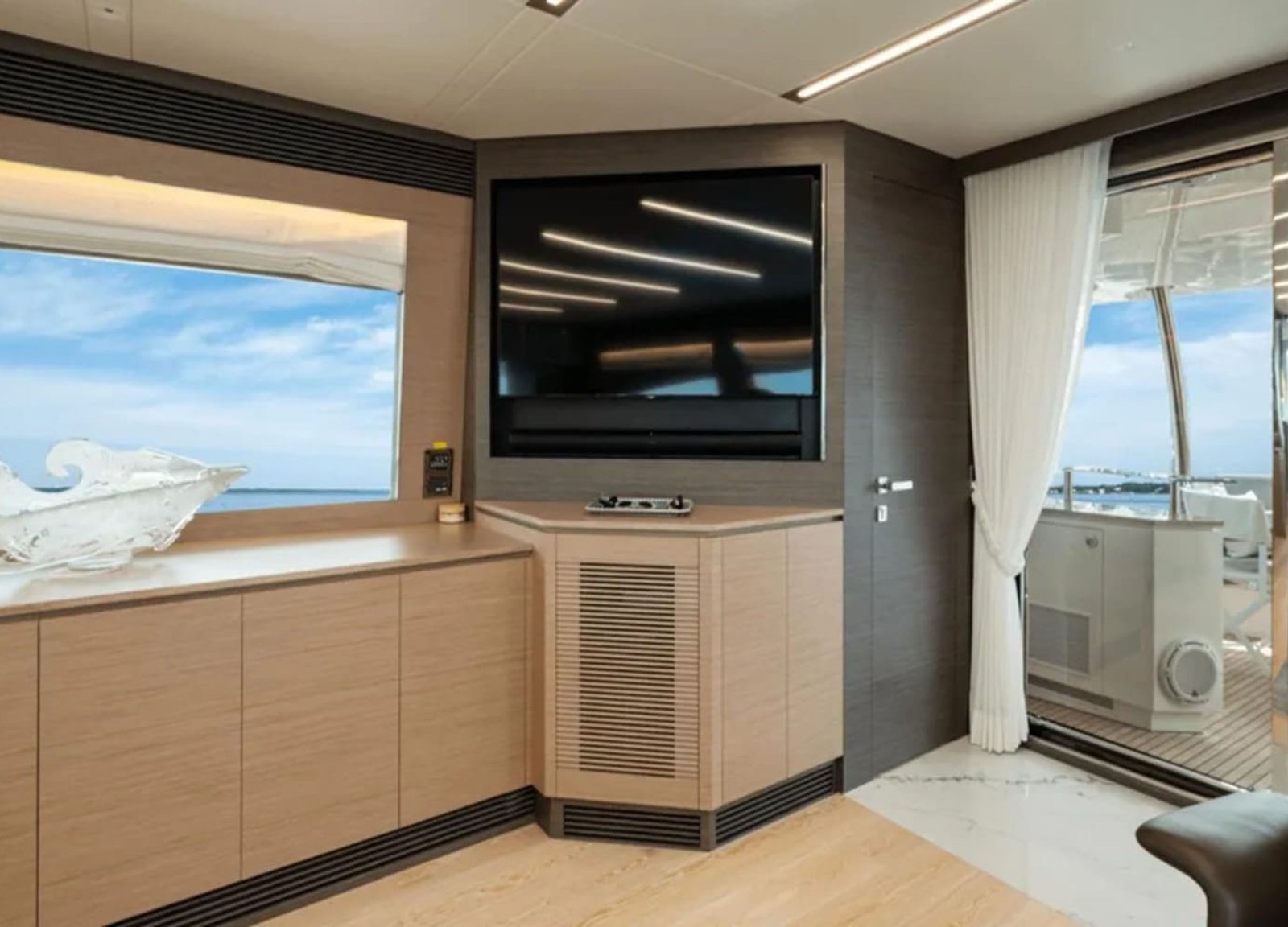 Fully equipped kitchen on the 90' HORIZON yacht, designed for gourmet cooking