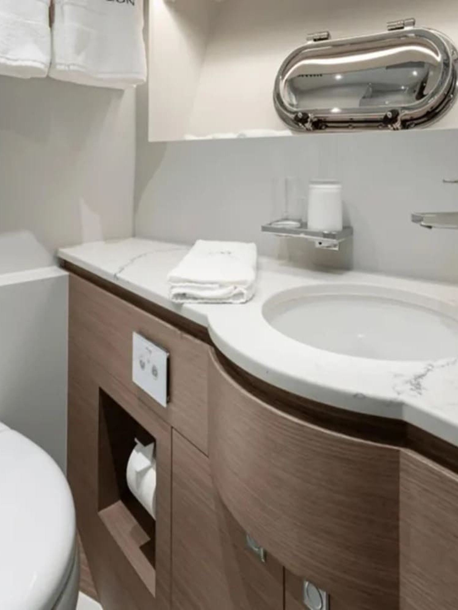 Modern ensuite bathroom with luxury finishes on the 90' HORIZON yacht