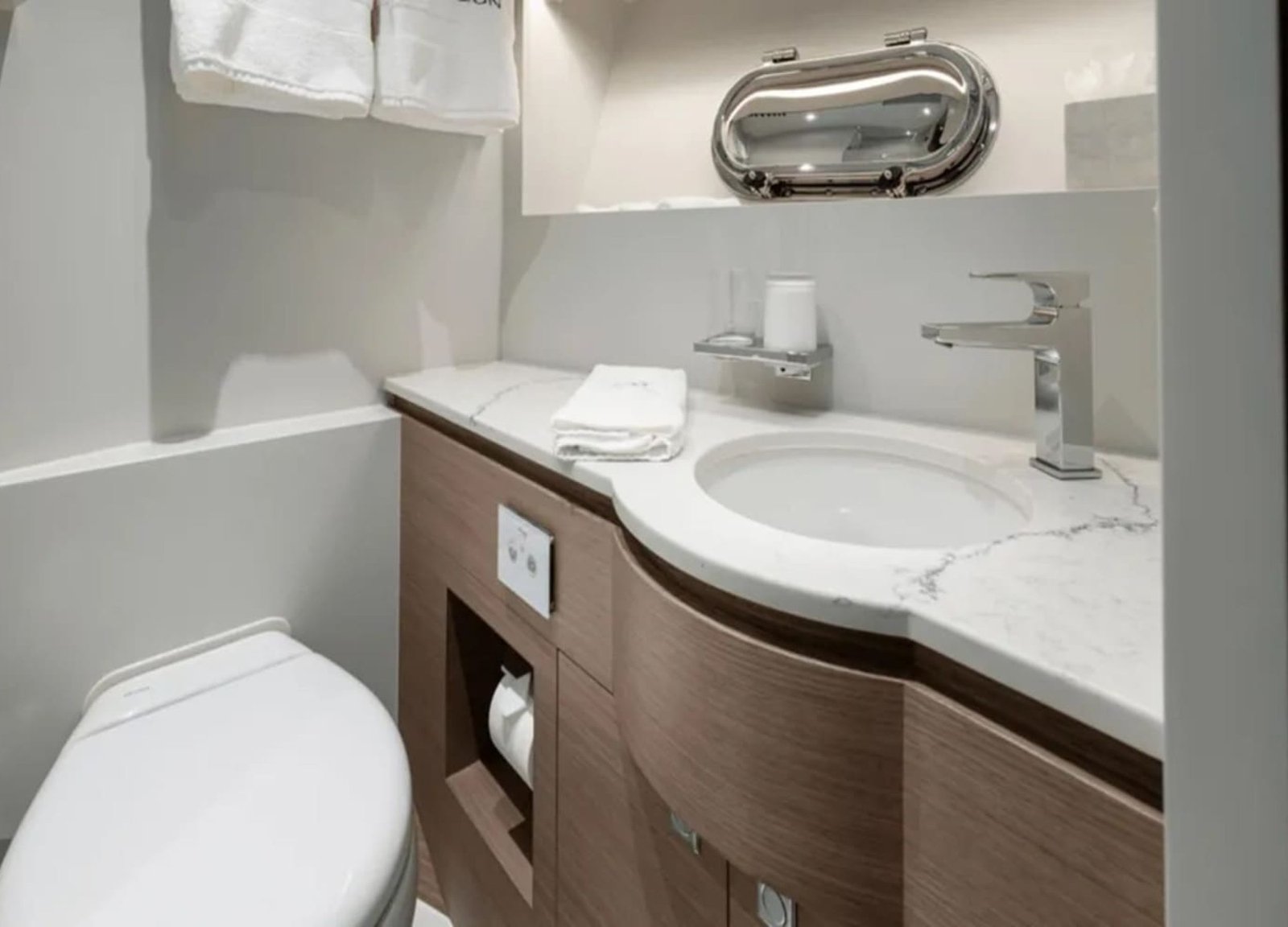 Modern ensuite bathroom with luxury finishes on the 90' HORIZON yacht