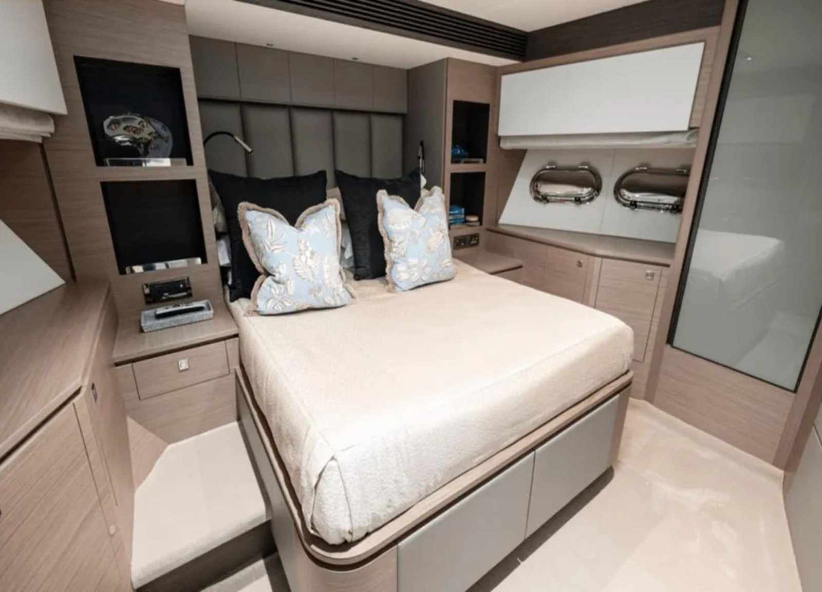 Comfortable guest bed in a stateroom of the 90' HORIZON yacht