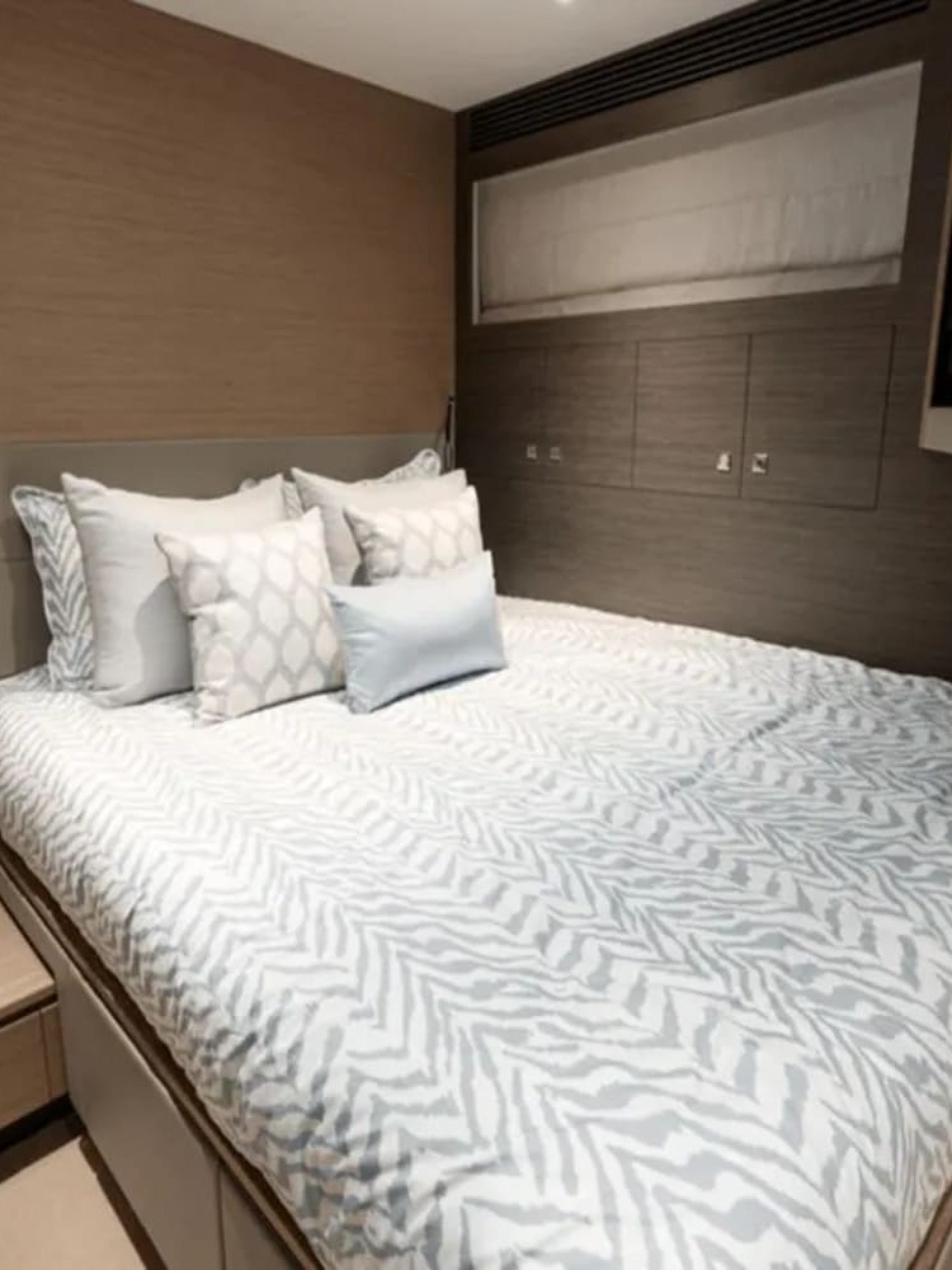 Twin guest bed setup on the 90' HORIZON yacht for additional accommodation