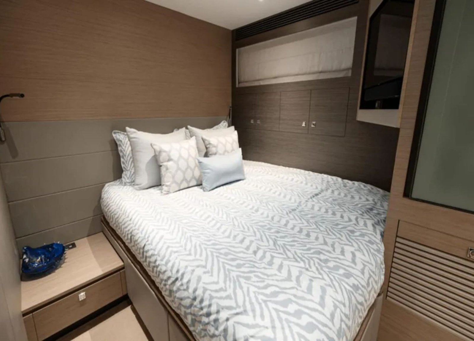 Twin guest bed setup on the 90' HORIZON yacht for additional accommodation