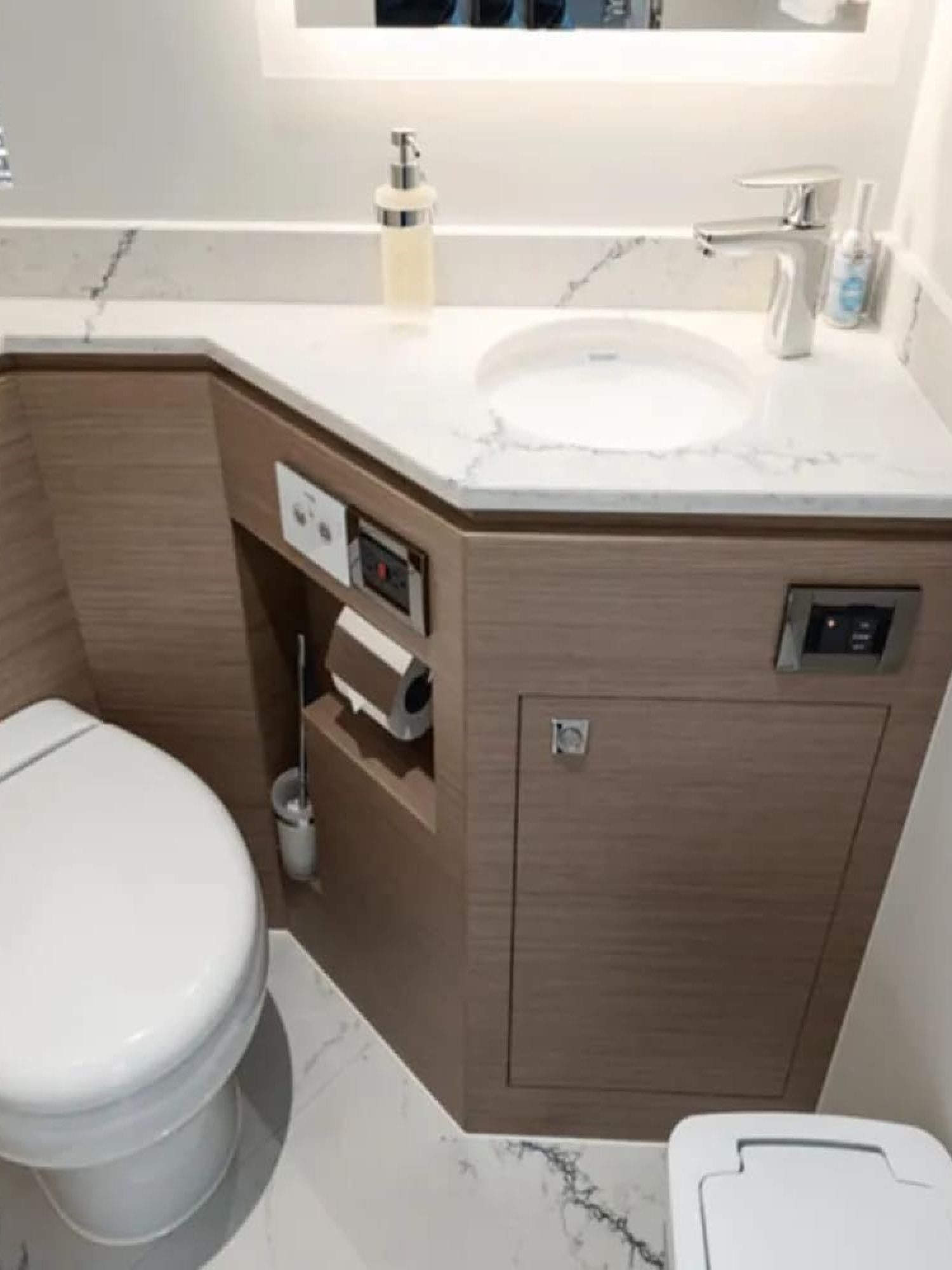 Spacious secondary bathroom on the 90' HORIZON yacht with premium features