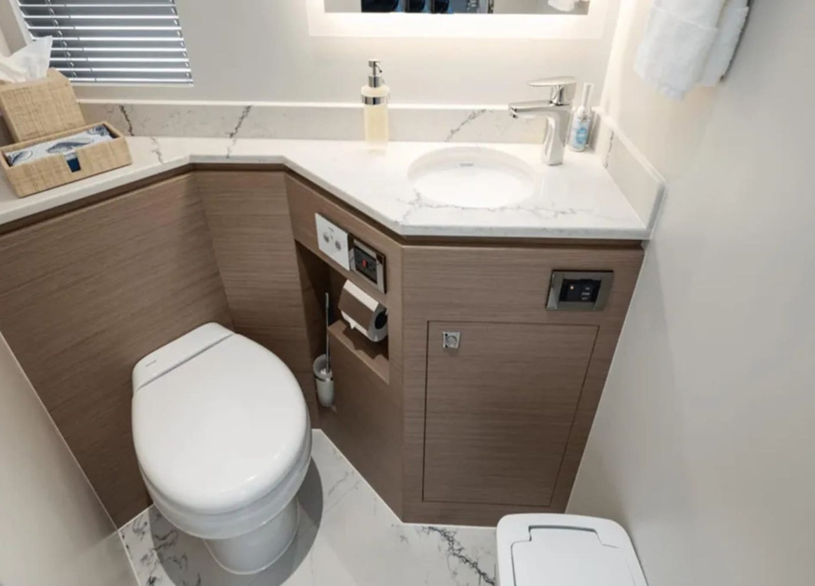 Spacious secondary bathroom on the 90' HORIZON yacht with premium features