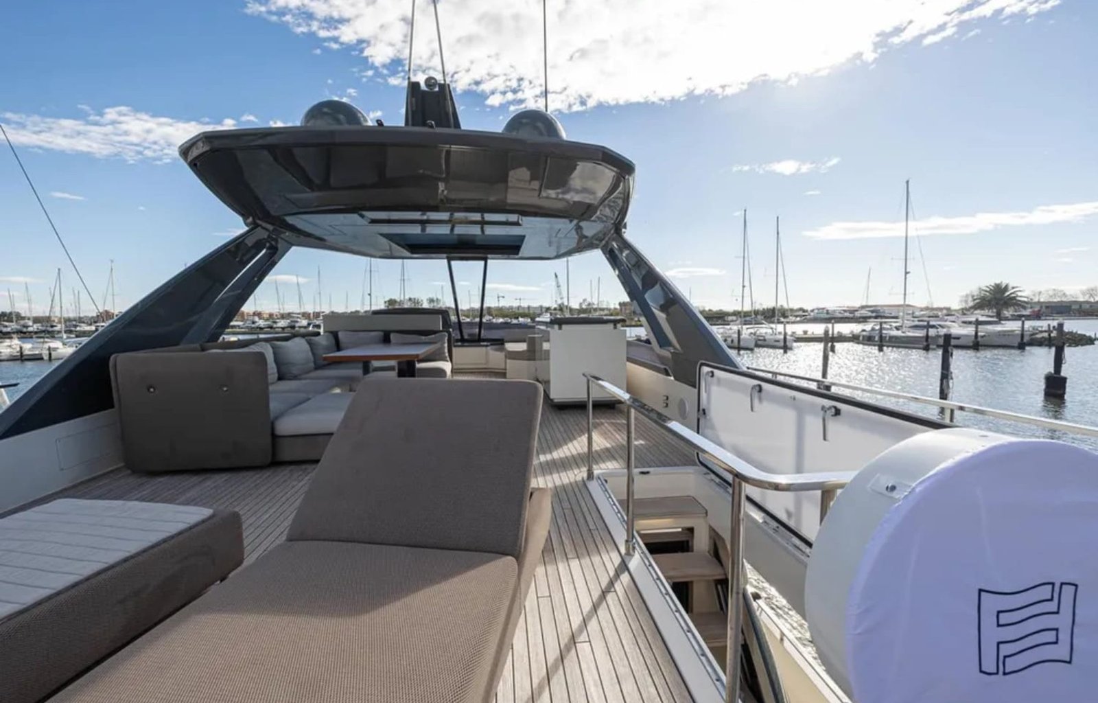 9289993_20240307070414187_1_XLARGE