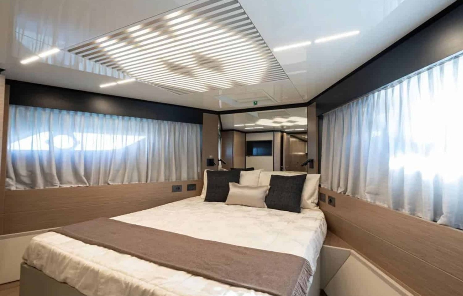 9289993_20240307070451300_1_XLARGE