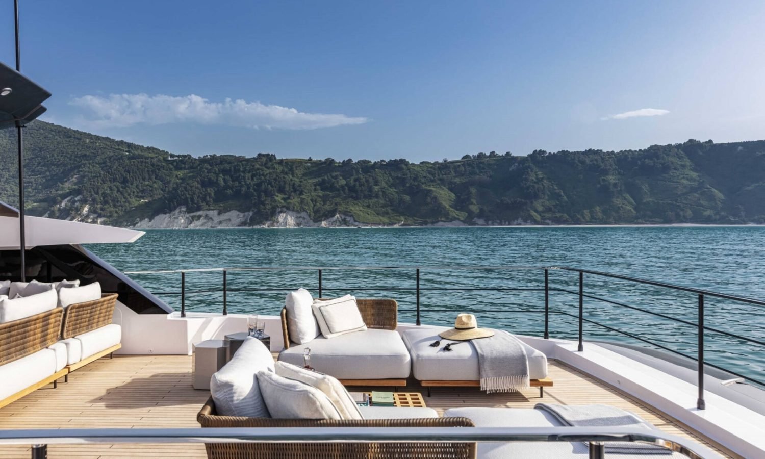 BUY OR SALE 3 CustomLine106NewSunDeck_0008_39757-1900x1266