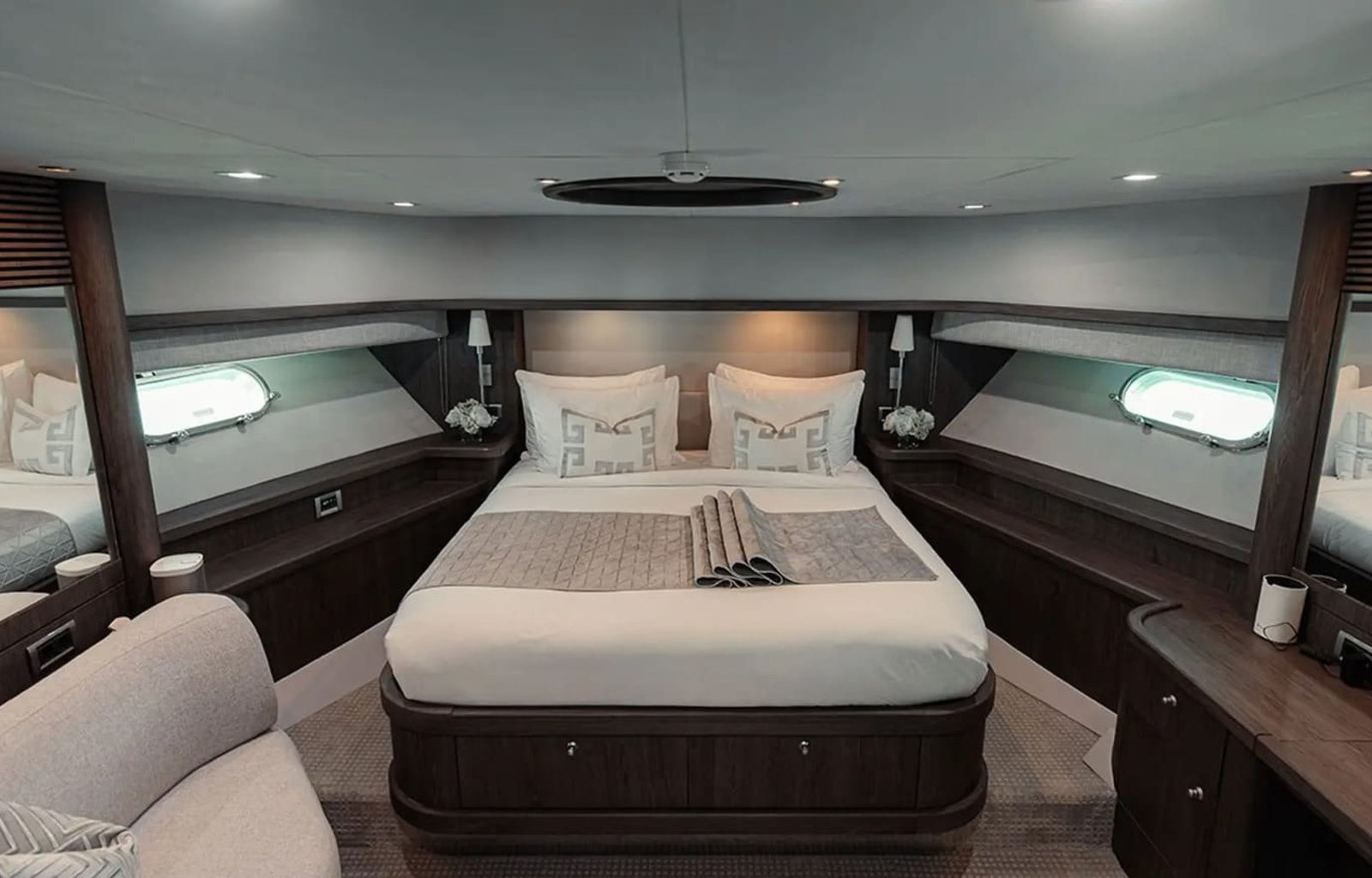 Alternative angle highlighting refined details and comfort.Alternative angle highlighting refined details and comfort.