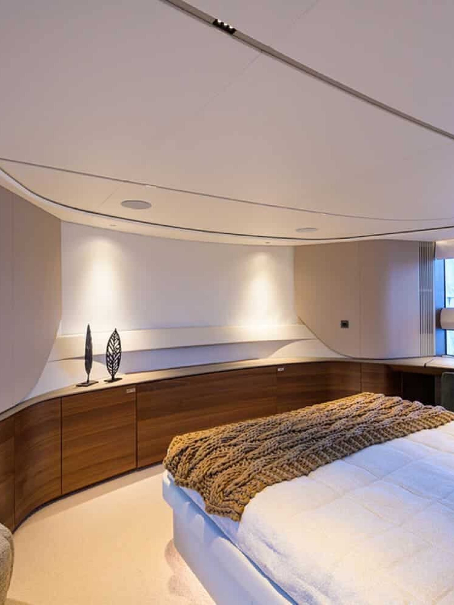 Luxurious and comfortable bedroom on the 100' PRINCESS X95 yacht, designed for total relaxation.